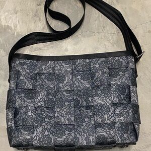 Harvey’s Seatbelt Blk/Grey Lace convertible shoulder/crossbody messenger bag